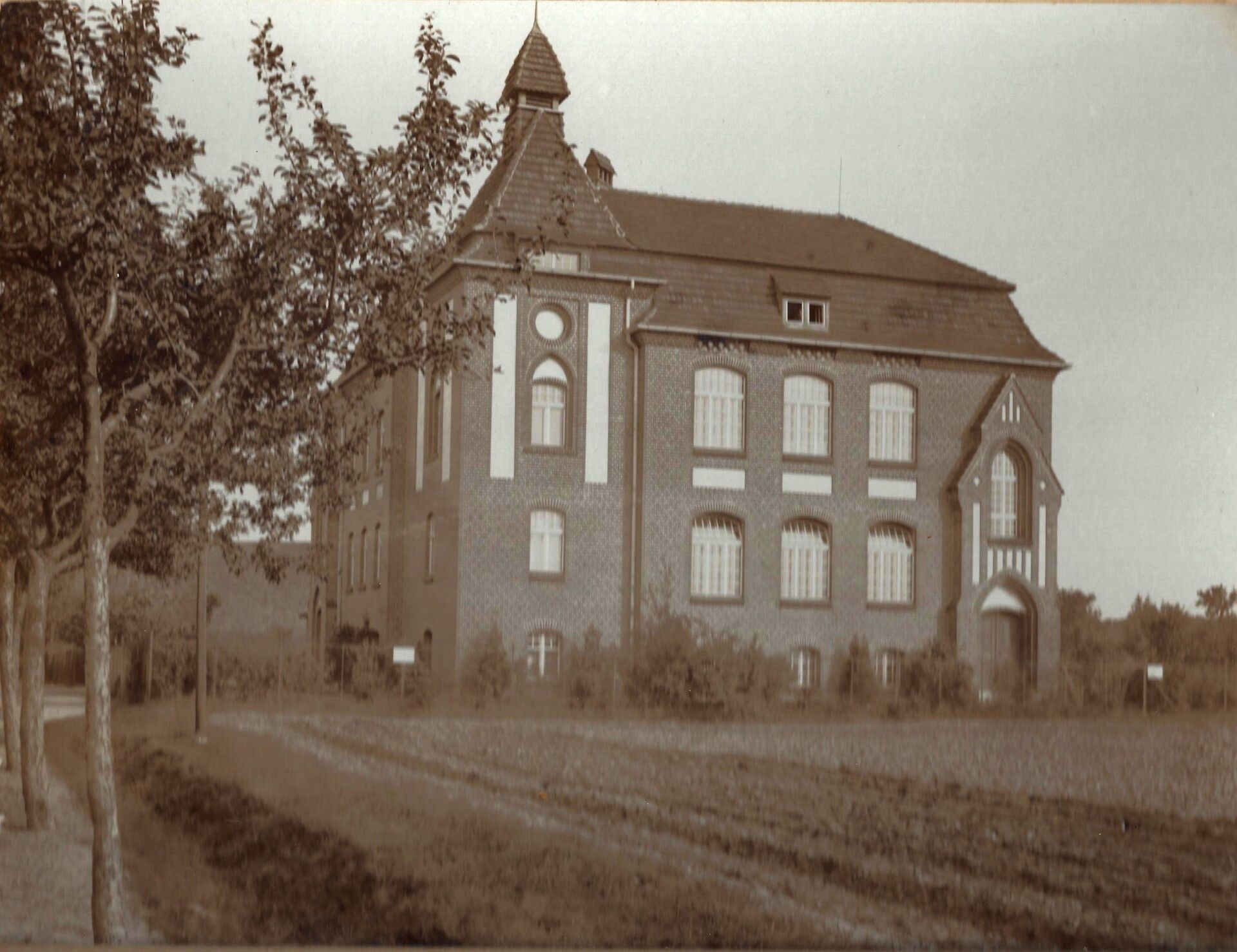 Neue Schule - Bahnhofstraße 1 - 1913
(aus der Sammlung des Vereins Historisches Dorf Dahalewitz)